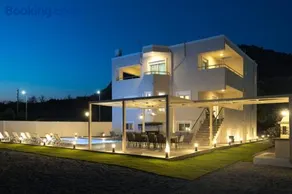 Starlight Luxury Villa Retreat - Image 1
