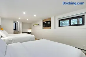 Modern King-Size Guest Suite with AC - Image 3