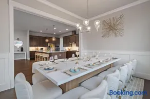 Luxury Home, 5BR, 4BT, Near Portland DT, Game Room, Nature Trails - Image 1