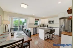 Chic Modern Townhouse 4BR 4B - Image 3