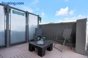 Designer Yorkdale 2BR Townhouse, Private Patio, Parking - Image 4