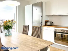 Modern Apartment with Amazing Views - Image 3