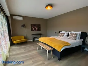 Villa With Spacious Garden And Electric Hot Tub - Image 5