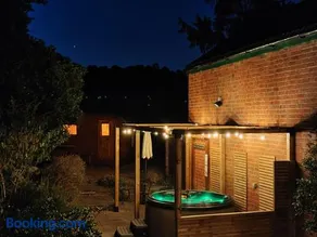 The Old Vicarage with hot-tub & sauna - Image 3