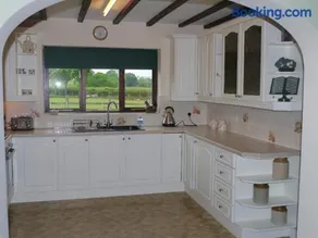 Hilltop Bungalow for a Spacious Country Break - Image 2