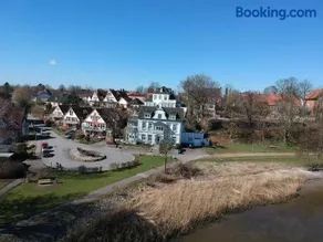 Wohnen am Seglerhafen mit Traveblick im Kontorhaus viele Extras - Image 4