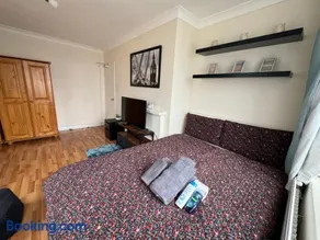Huge and affordable 3 bedroom flat in Hammersmith for 7 people with welcome breakfast - Image 3