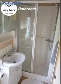 Charming 3-Bed Holiday Home in Poole Rockley Park - Image 3