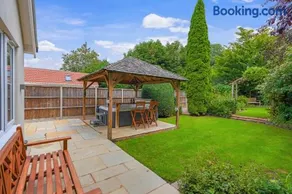 Seven Space - 7 Bedroom Home with Large Garden & Hot Tub - Image 4