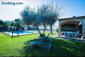 Precioso chalet con piscina y pista de padel - Image 2