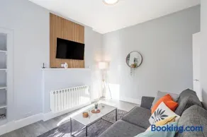 Beautiful Ground Floor Apartment - Image 5