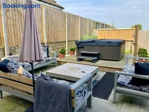 Holly House - Executive Rural Home with Jacuzzi - Image 2
