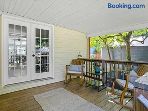 Bright & Spacious 3BR Cottage Minutes to DC - Image 4