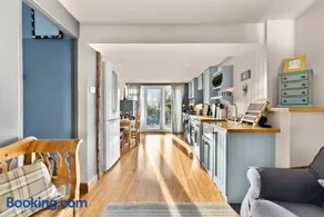 139 I Abbey House I Characterful & Peaceful 1BR House w Garden, Rooftop Balcony, Fully Equipped Kitchen and Dedicated Workspace - Image 2