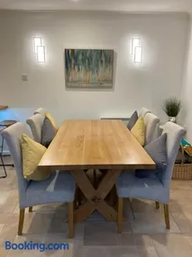 Hollyhocks Holiday Home- 2 bedroomed ground floor apartment sleeps 5 - Image 3