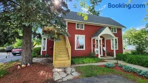 Cute private apartment near historic Woodstock Square - Image 1