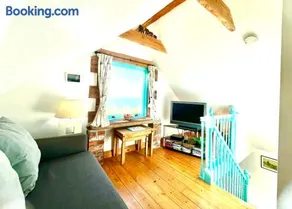 DRIFTWOOD - Super 1 Bedroom Home with Sea Views - Image 2
