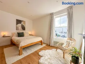 New - Luxury City Centre Oasis - Free Private Parking - Image 4
