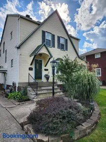 Spacious Three Bedroom Parma Home Sleeps six Near Cleveland - Image 2