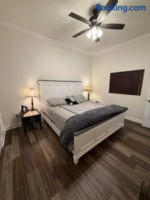 Studio 4 Deluxe 1 bedroom apartment Historic Downtown location - Image 4