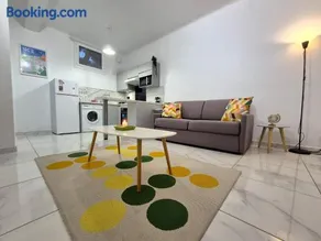 Studio rénové au centre ville (15 min de la plage) - Image 1