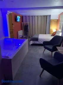 Studio Cosy avec Jacuzzi Privatif et Terrasse - Image 1