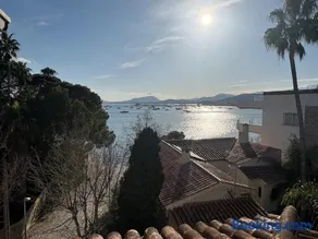 Ático con terraza y vistas al mar en primera línea - Image 1