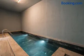 Luxury Villa Heated Pool & Spa - Image 2