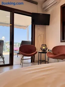 Cozy 1-Bedroom Apartment - Image 1