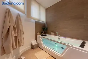Suite con Jacuzzi Privado en el centro de Gernika - Image 1