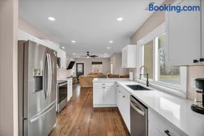 Rowan University Home Sleeps 12 with 10 Car Parking 20 min to Philly - Image 1