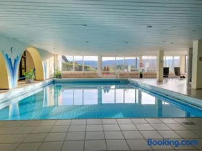 Panoramablick mit Schwimmbad und Sauna - Image 2