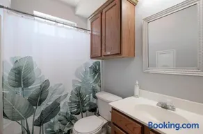 AA1, King size bed, Washer and Dryer, Free Parking - Image 2