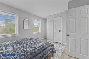 Convenient Apt Close to Downtown - Image 2