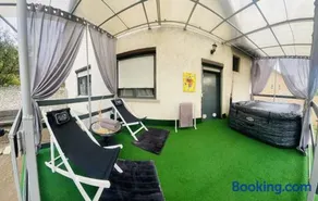 LakePark Garden Villa with swimming pool & park - Image 2