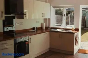 Charming 2 Bedroom Cottage mid town on quiet road, sleeps 4 - Image 3