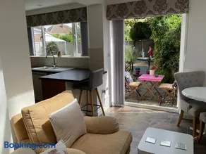 Oakleigh 1 bed ground floor garden view apartment FREE ONSITE PARKING - Image 2
