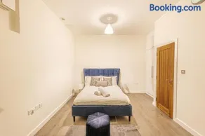 Bromley 3BR With Parking - Image 4