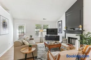 Sophisticated 3 Bedroom Retreat-Near Six Flags - Image 3