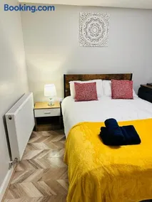 Comfy Studio Flat and Workspace near Ashton-U-Lyne Station - Image 1