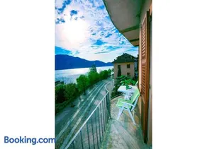 apartamento de 3 habitaciones con balcón soleado en el hermoso paseo del lago de Cannobio - Image 1