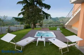 Intera casa con due appartamenti indipendenti e vasca idromassaggio a Barbaresco, Langhe - Image 2