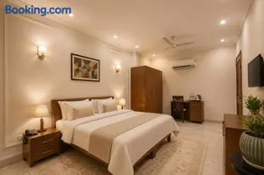 Hotel Heaven Silk 108, Near Galleria Market & Phase I Metro - Image 1