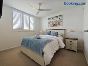 Luxury 3BR, 2BA Unit with Pool & BBQ in Gold Coast - Image 5