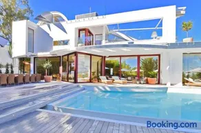 Luxury Villa with Jacuzzis near Puerto Banús - Image 2