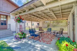Great Find! Downtown Oasis with Office Setup - Image 2