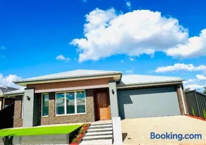 Modern 4 Bed 4 Bath Family friendly Villa - Image 2