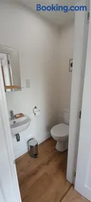 21KR Bed and Breakfast, close to beach, town centre and golf - Image 4