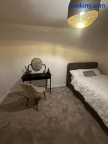 Modern Private Room and Bath in Maidenhead Near Heathrow Airport - Image 4