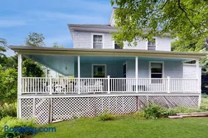Century-old oceanfront home with wraparound porch - walk downtown, dogs OK - Image 3
